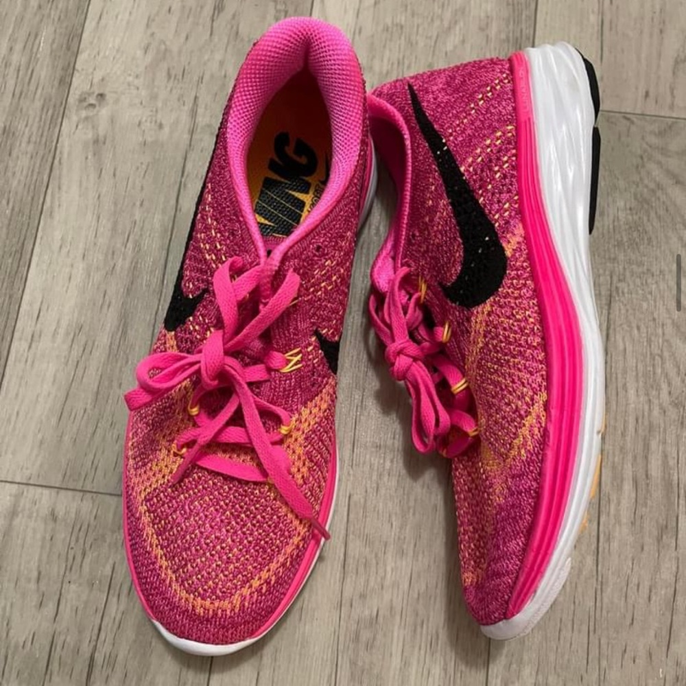 Nike running sneakers pink size 8 new